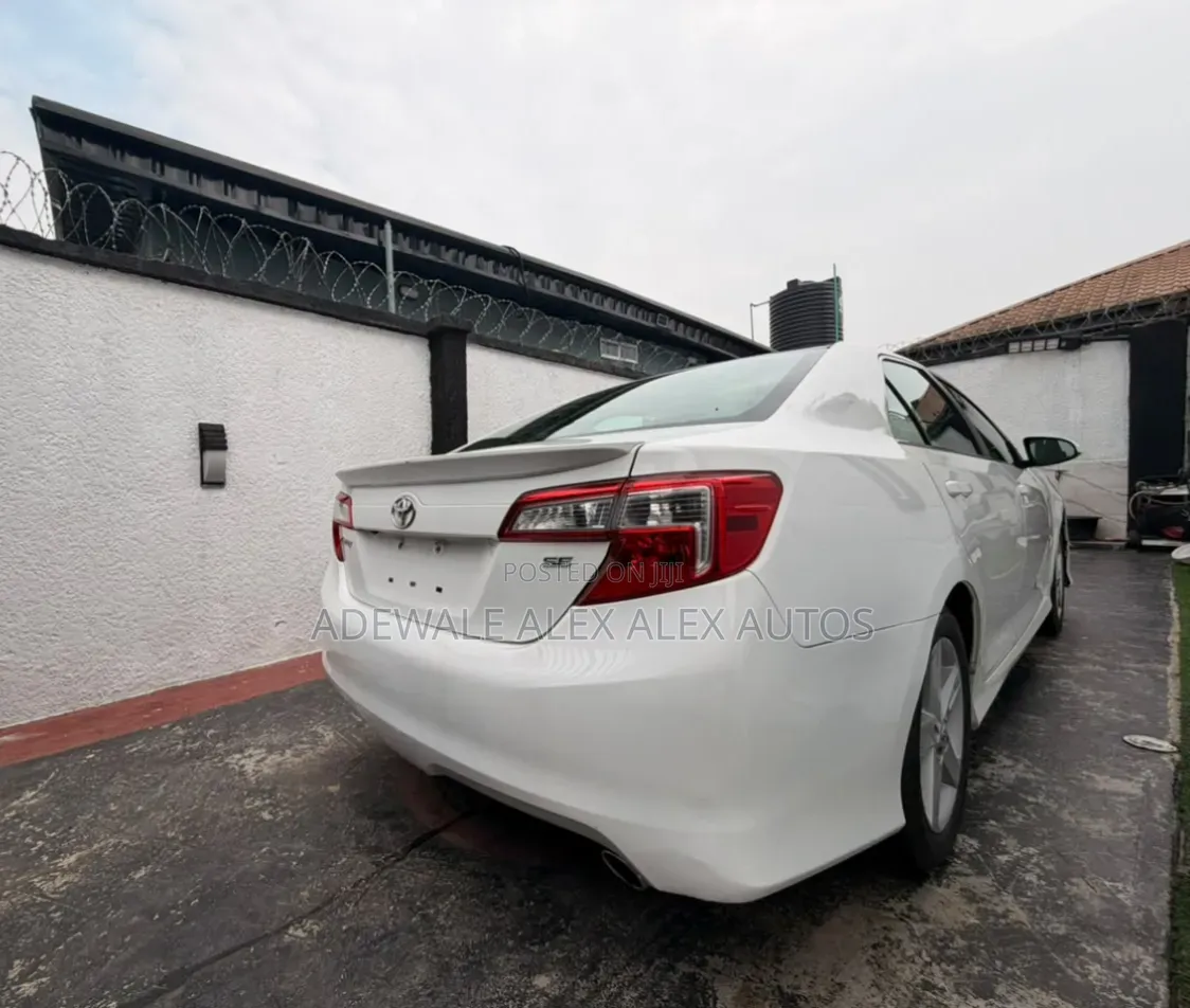 Toyota Camry SE 4dr Sedan (2.5L 4cyl 6A) 2014 White