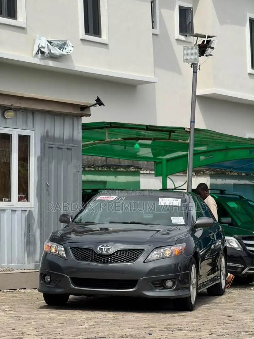 Toyota Camry SE 4dr Sedan (2.5L 4cyl 6AM) 2010 Gray