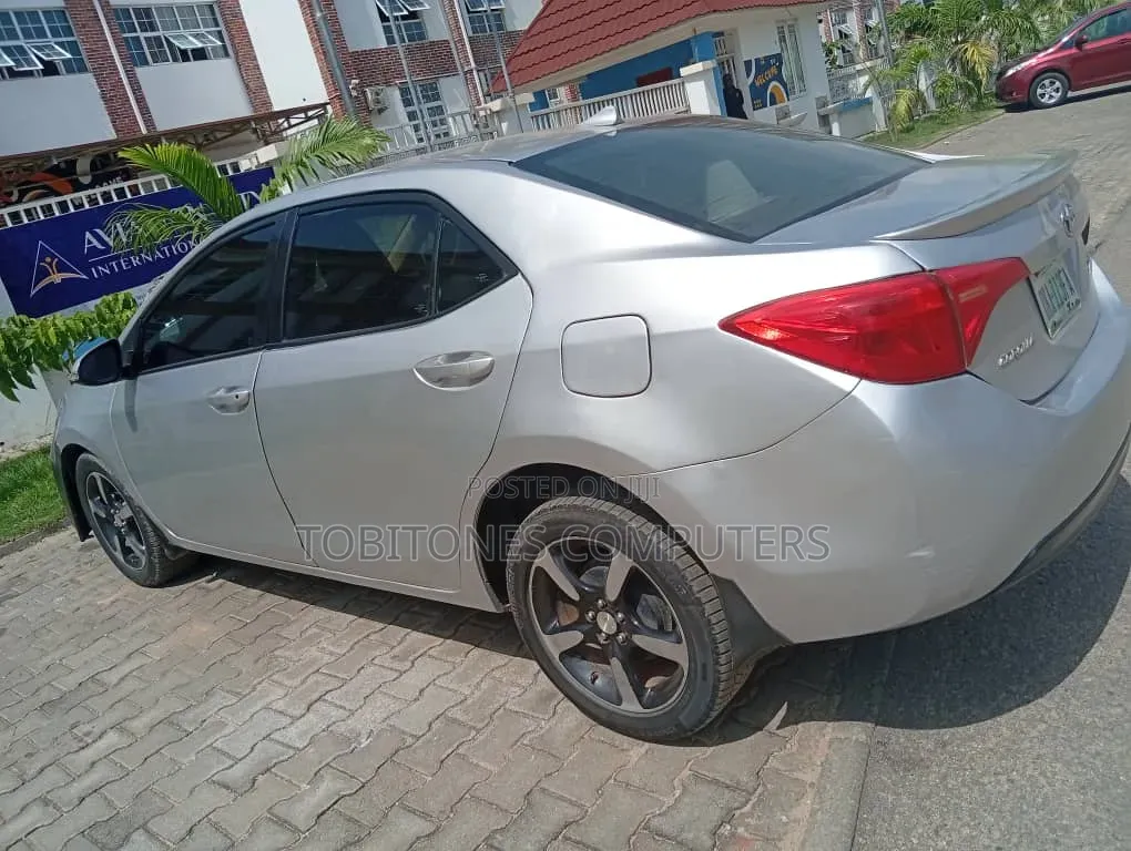 Toyota Corolla L 4dr Sedan (1.8L 4cyl 6M) 2015 Silver