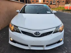 Toyota Camry SE 4dr Sedan w/Prod. End 11/13 (3.5L 6cyl 6A) 2014 White
