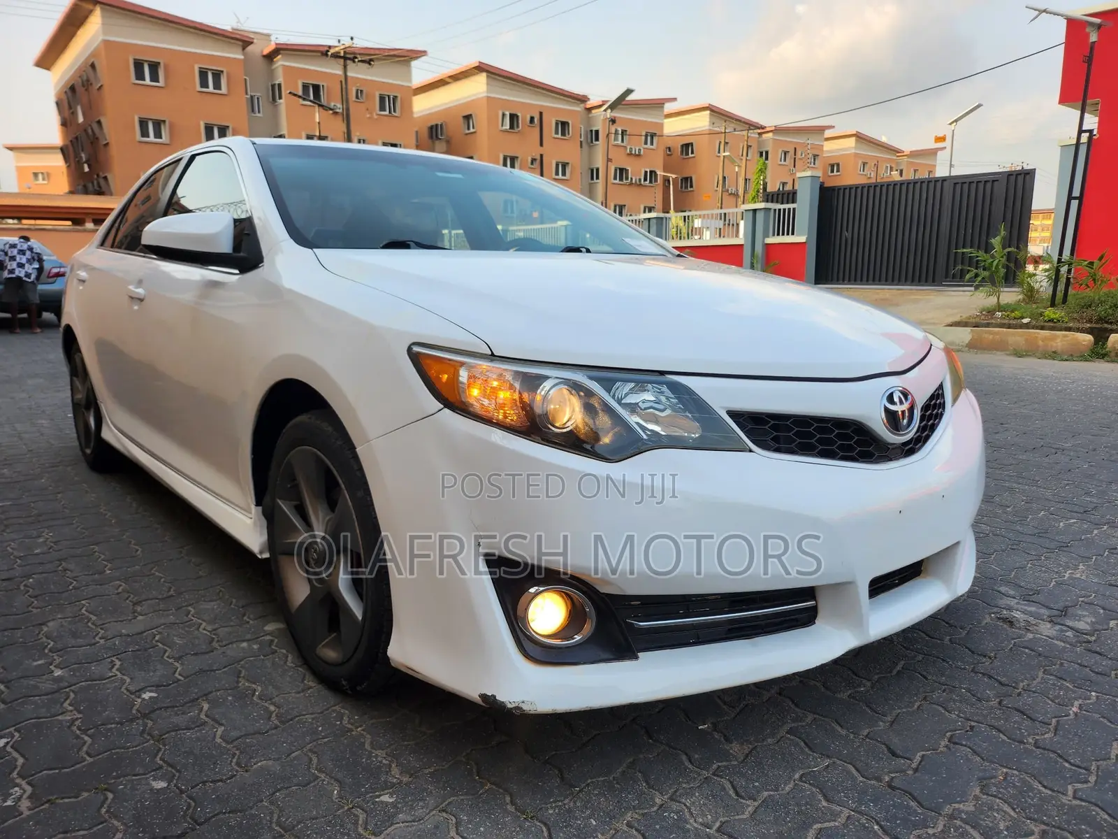 Toyota Camry SE 4dr Sedan w/Prod. End 11/13 (3.5L 6cyl 6A) 2014 White
