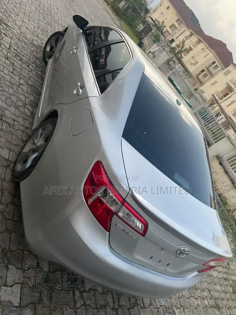 Toyota Camry SE V6 4dr Sedan (3.5L 6cyl 6A) 2013 Silver