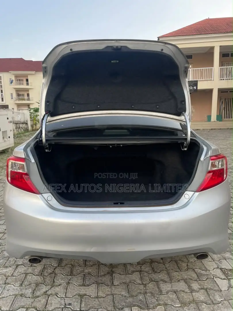 Toyota Camry SE V6 4dr Sedan (3.5L 6cyl 6A) 2013 Silver
