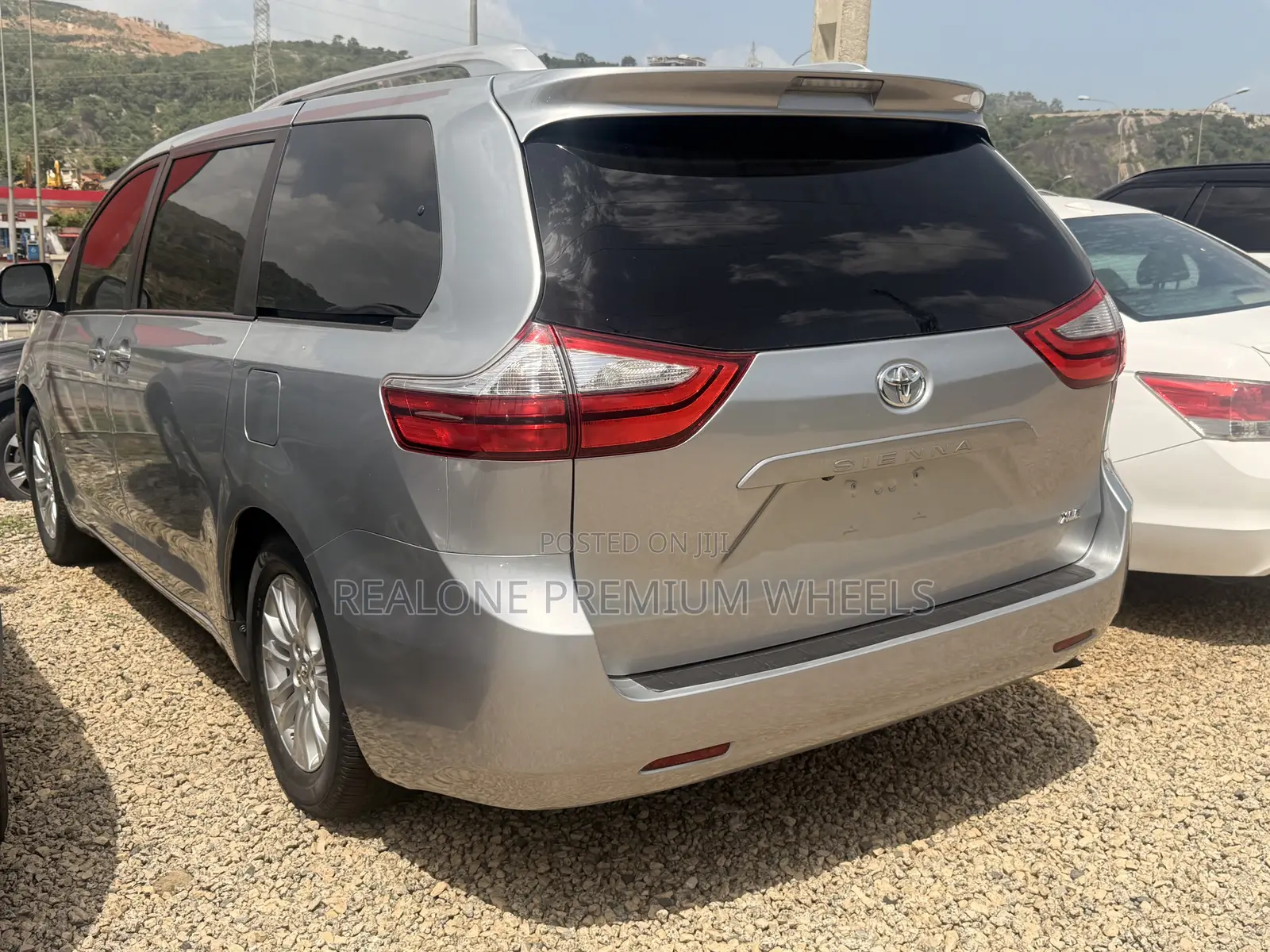 Toyota Sienna XLE 8 Passenger (3.5L 6cyl 6A) 2016 Silver