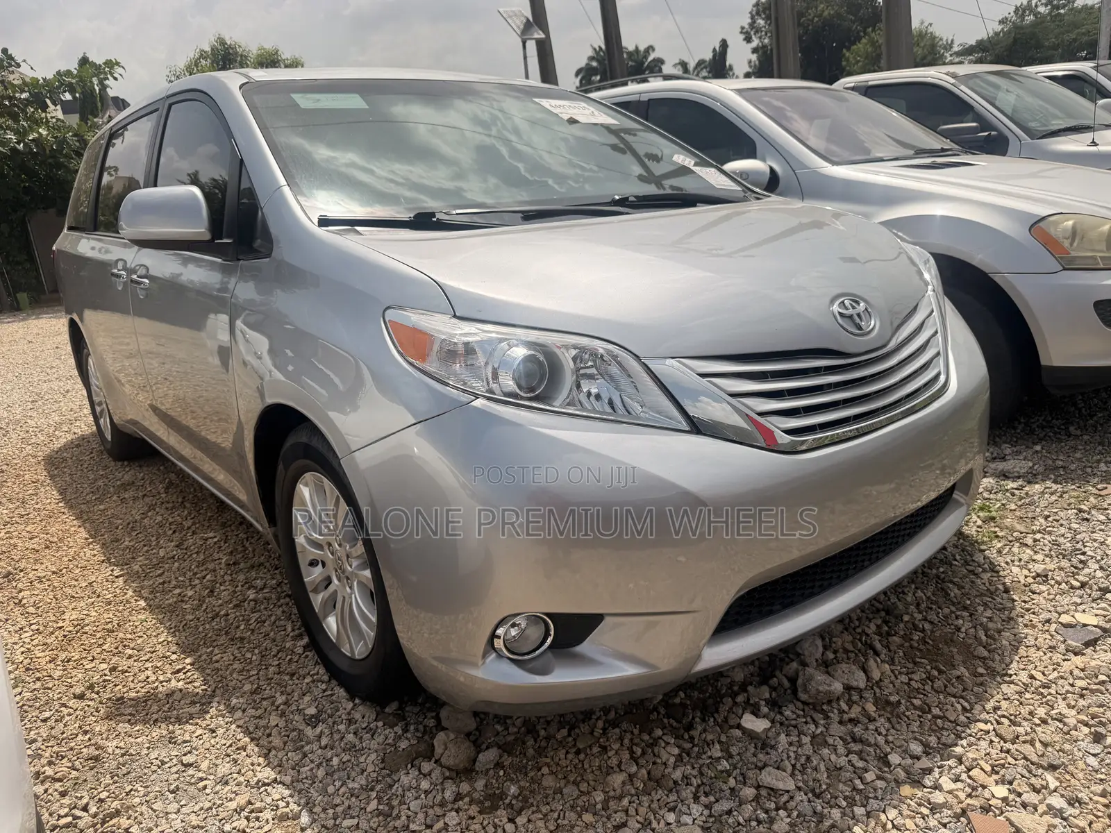 Toyota Sienna XLE 8 Passenger (3.5L 6cyl 6A) 2016 Silver