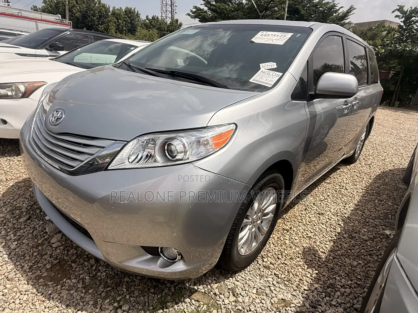 Toyota Sienna XLE 8 Passenger (3.5L 6cyl 6A) 2016 Silver