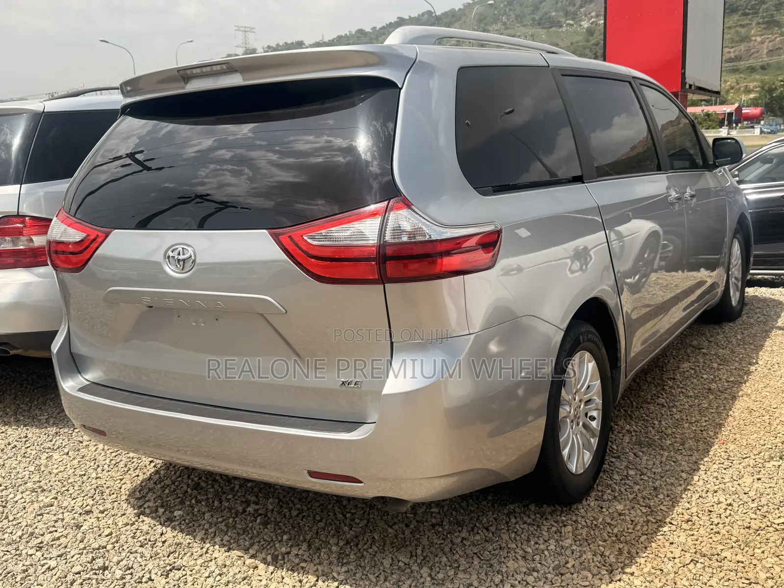 Toyota Sienna XLE 8 Passenger (3.5L 6cyl 6A) 2016 Silver
