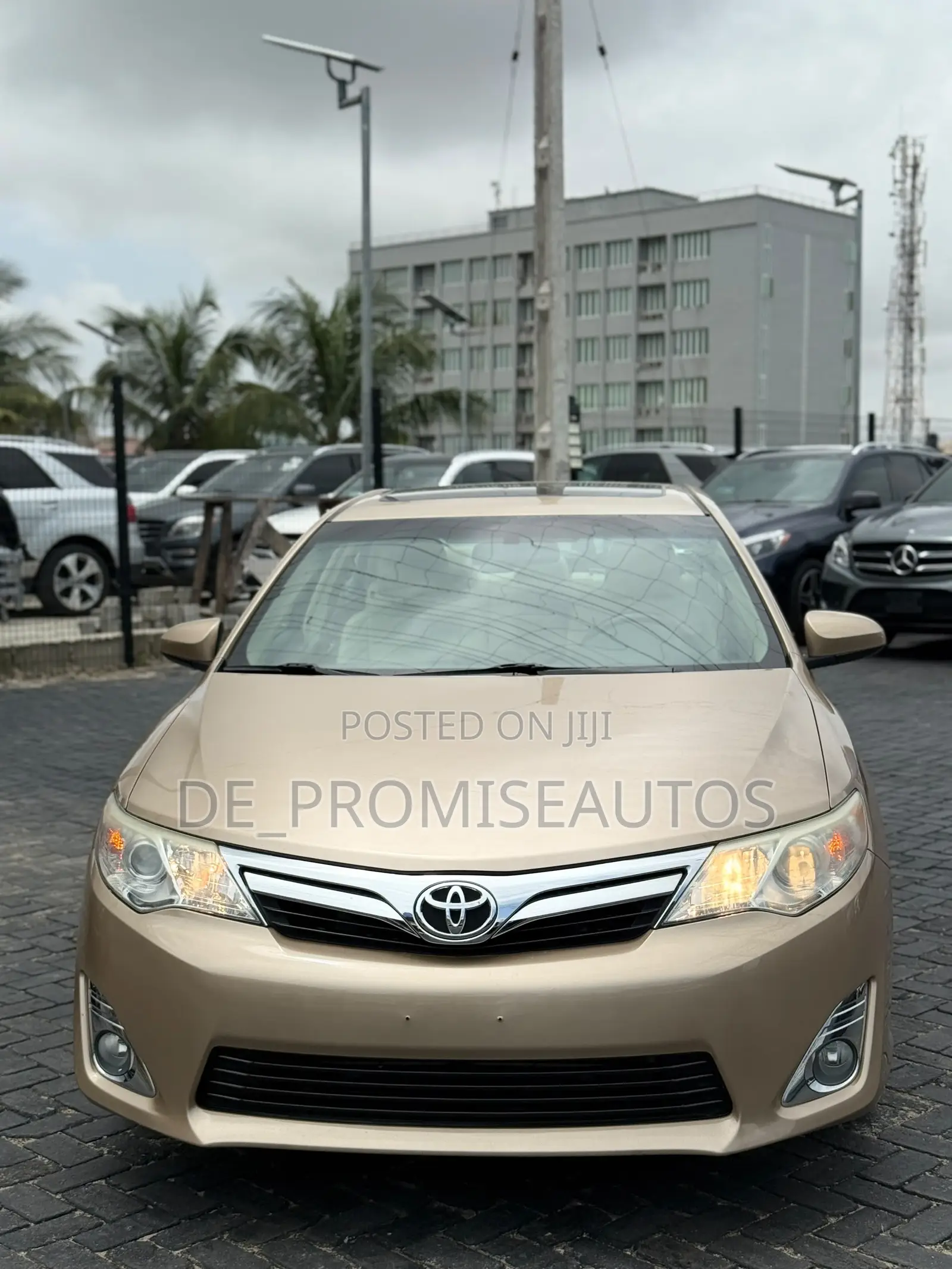 Toyota Camry XLE V6 4dr Sedan (3.5L 6cyl 6A) 2012 Gold