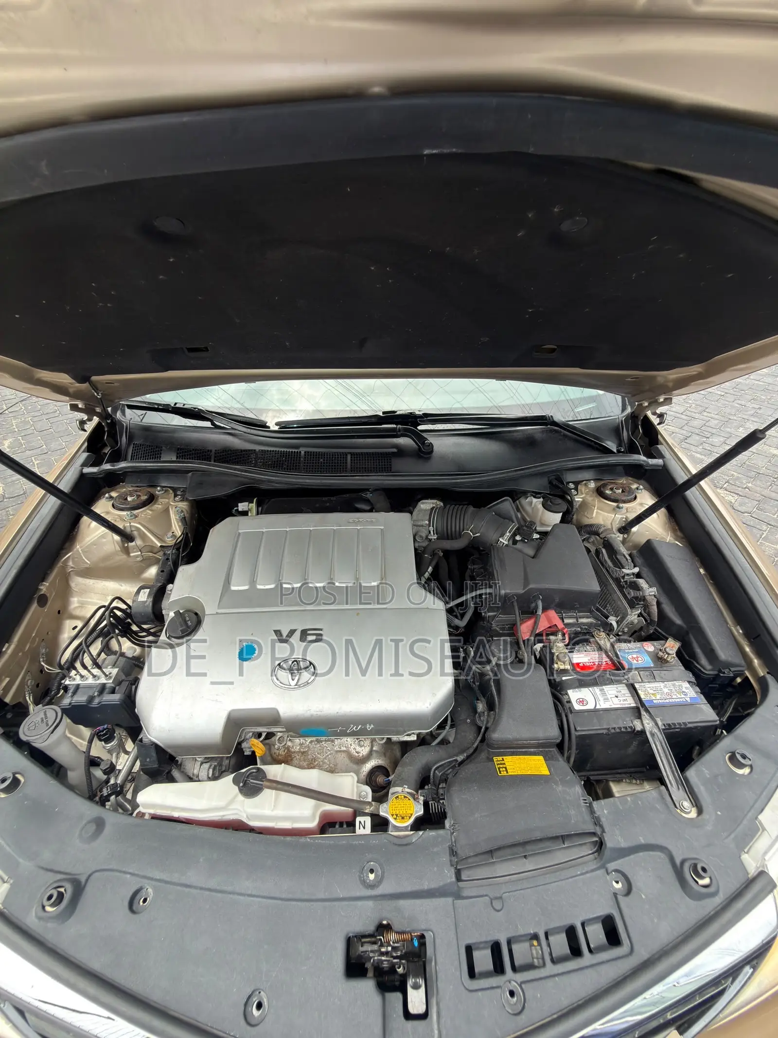 Toyota Camry XLE V6 4dr Sedan (3.5L 6cyl 6A) 2012 Gold