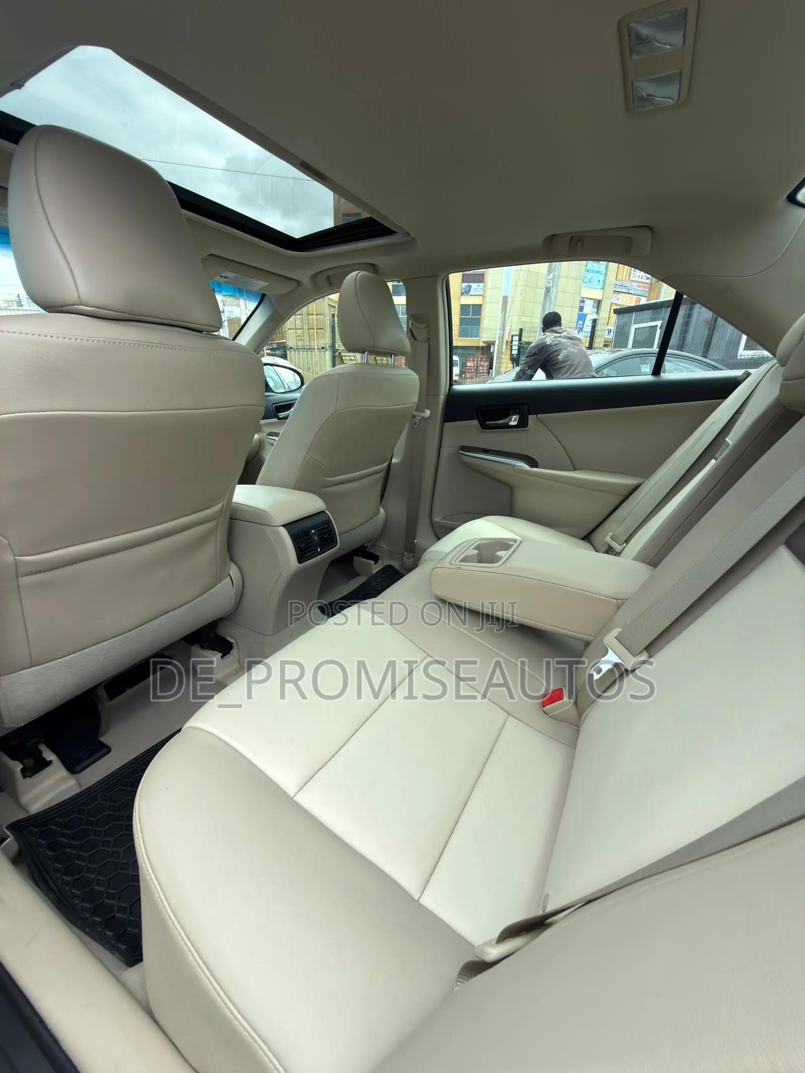 Toyota Camry XLE V6 4dr Sedan (3.5L 6cyl 6A) 2012 Gold