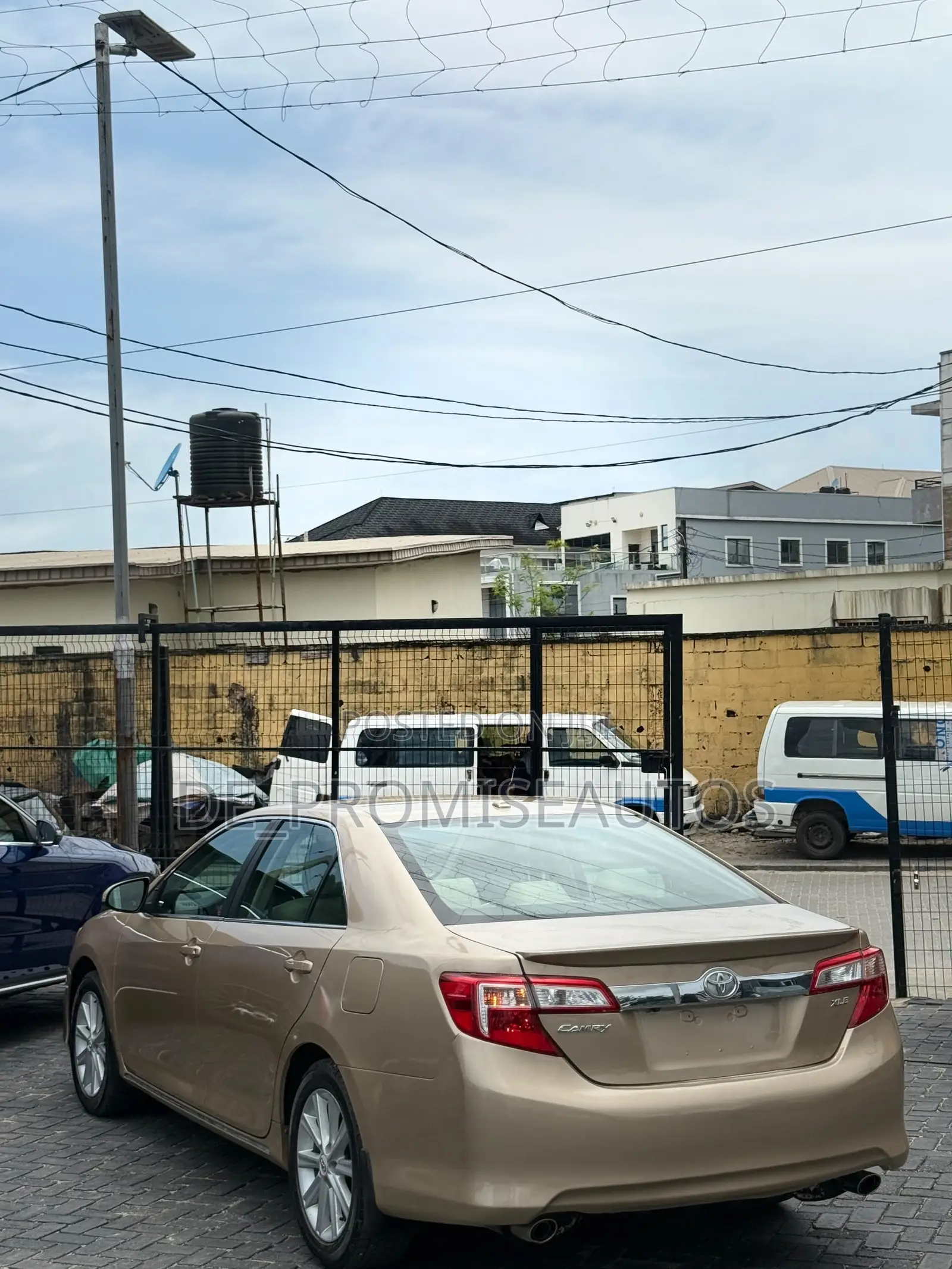 Toyota Camry XLE V6 4dr Sedan (3.5L 6cyl 6A) 2012 Gold