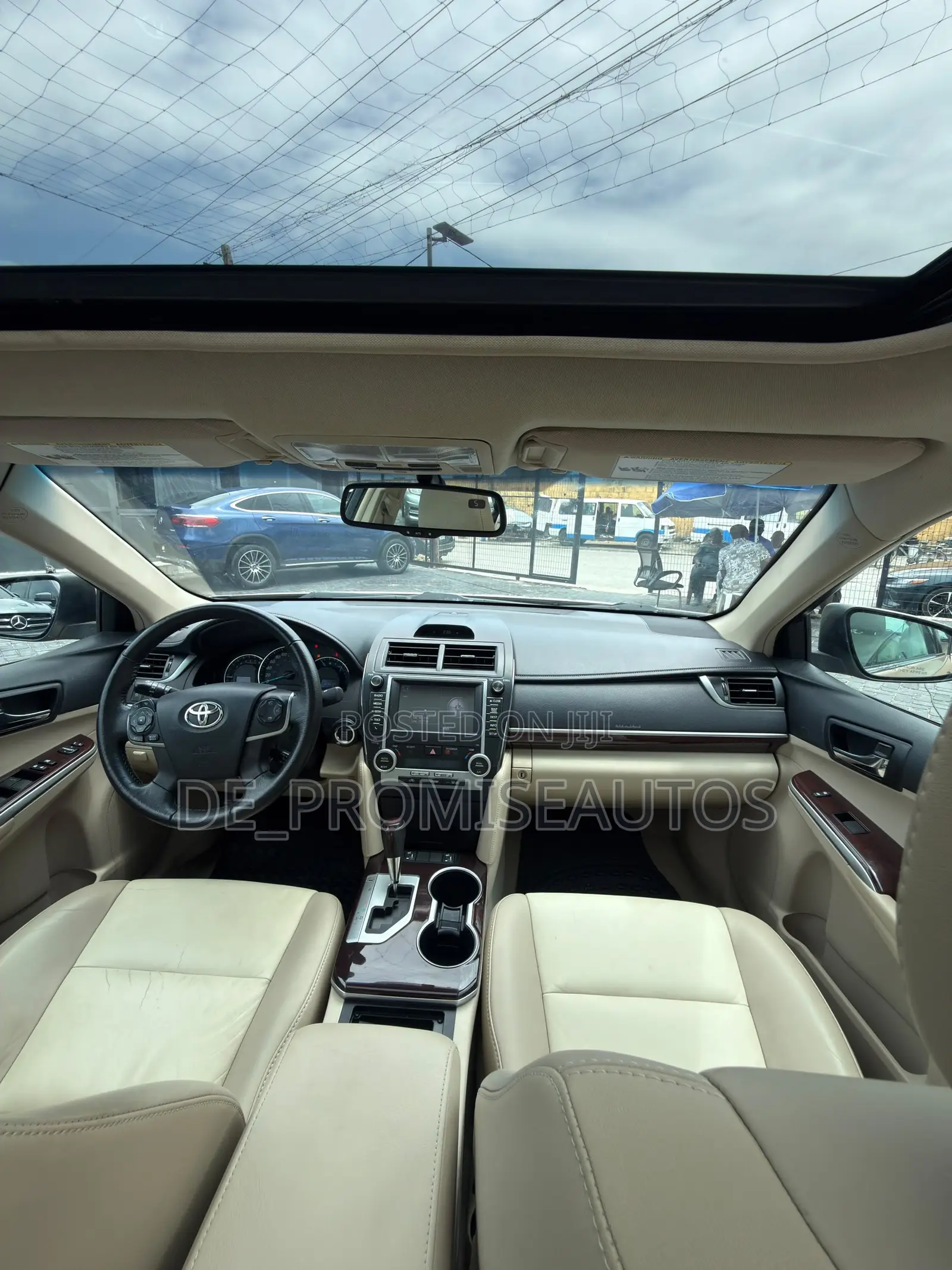 Toyota Camry XLE V6 4dr Sedan (3.5L 6cyl 6A) 2012 Gold