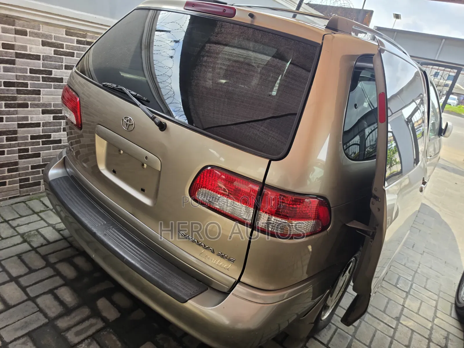 Toyota Sienna XLE 2002 Gold