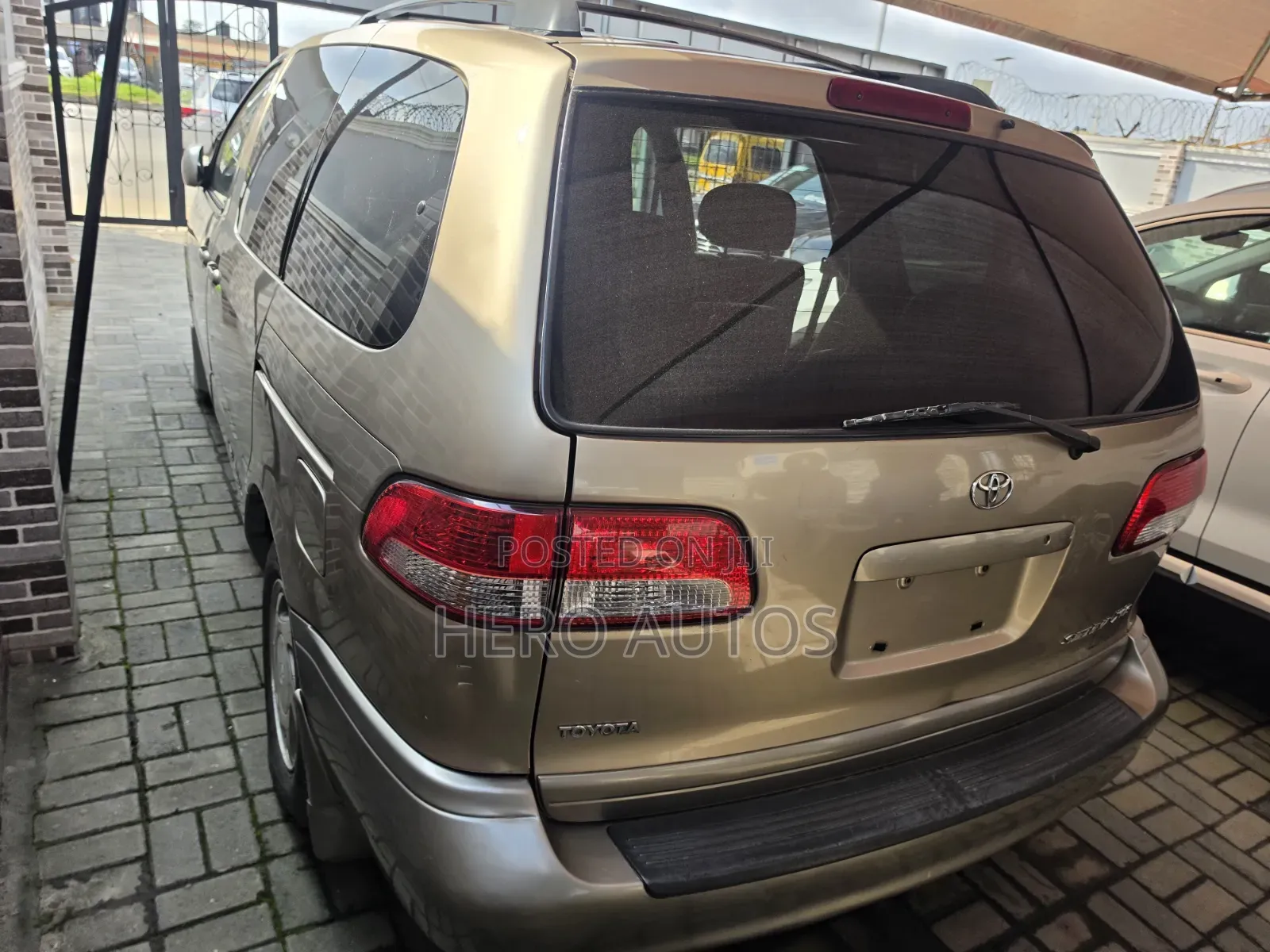 Toyota Sienna XLE 2002 Gold