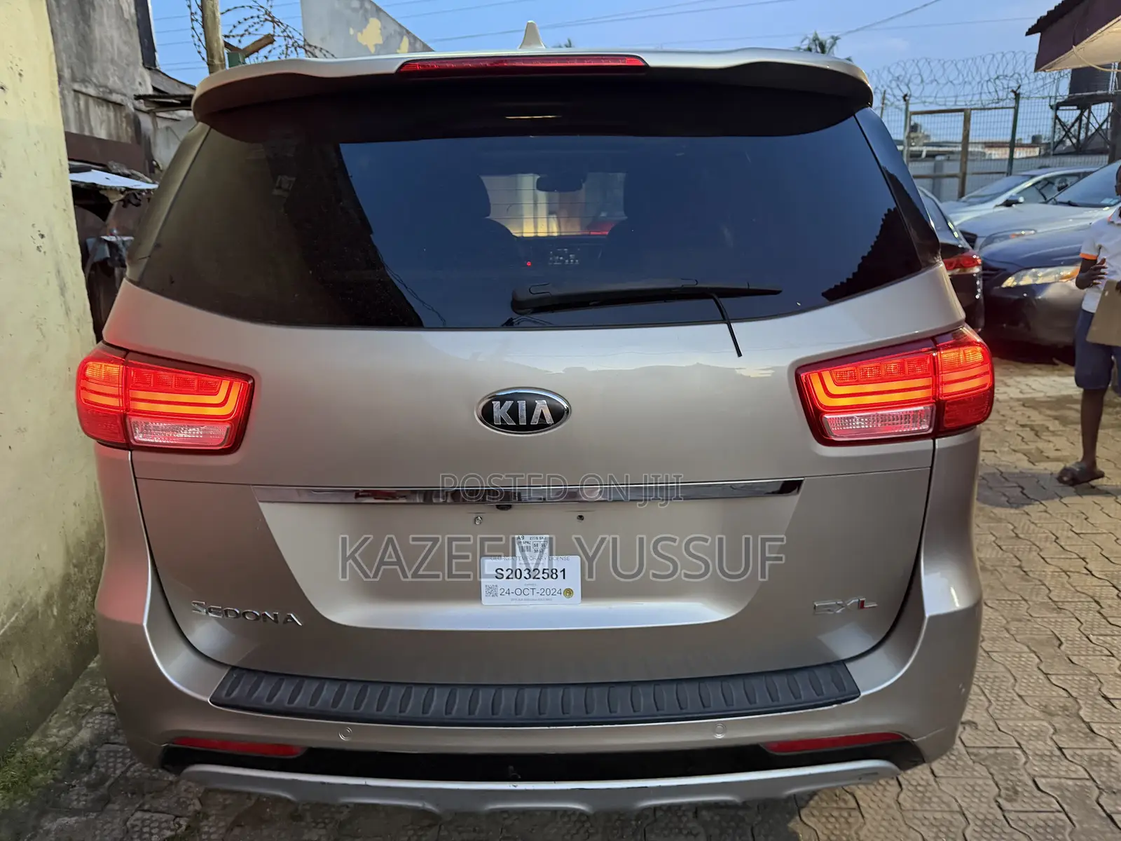 Kia Sedona SX-Limited 4dr Minivan (3.3L 6cyl 6A) 2015 Gold