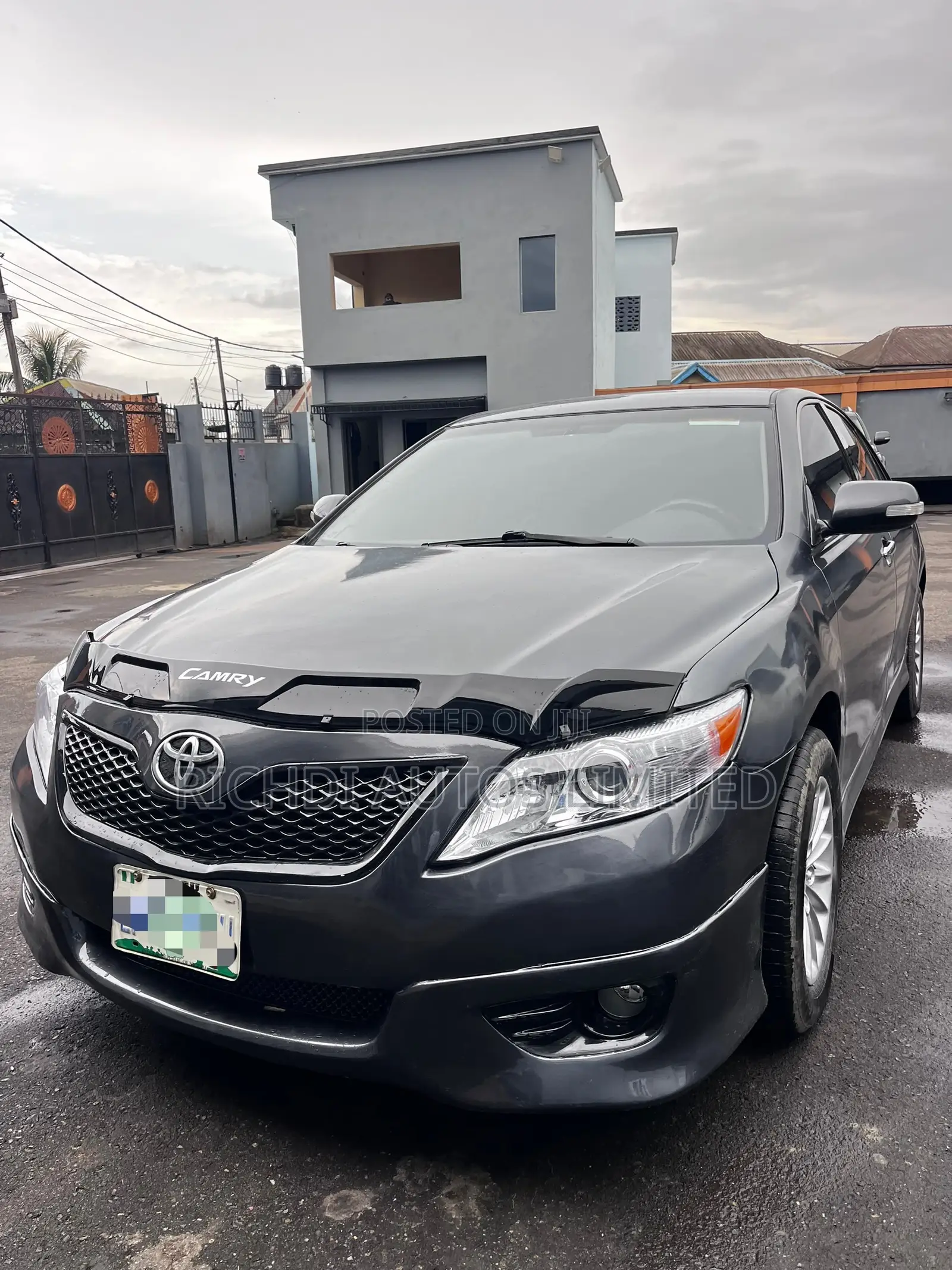 Toyota Camry Base 4dr Sedan (2.5L 4cyl 6M) 2010 Gray