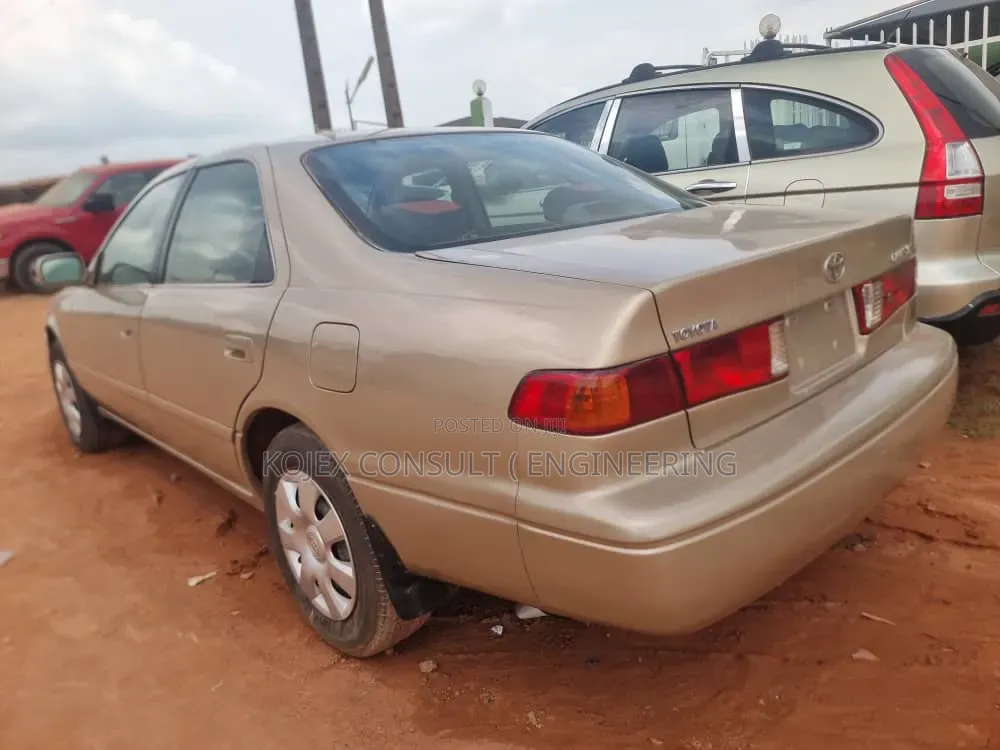 Toyota Camry LE 4dr Sedan (2.4L 4cyl 5M) 2002 Gold