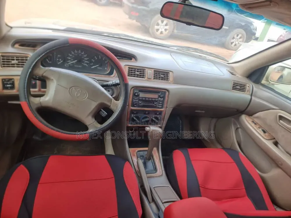 Toyota Camry LE 4dr Sedan (2.4L 4cyl 5M) 2002 Gold