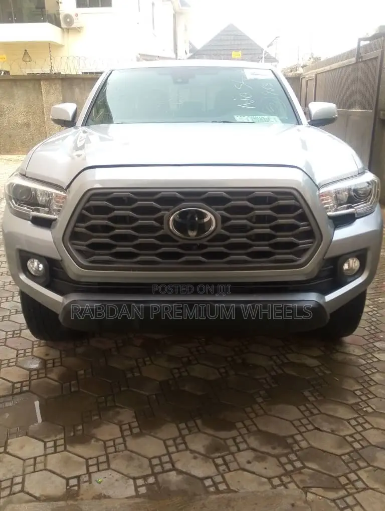 Toyota Tacoma SR5 Double Cab 6' Bed AT 2024 Silver