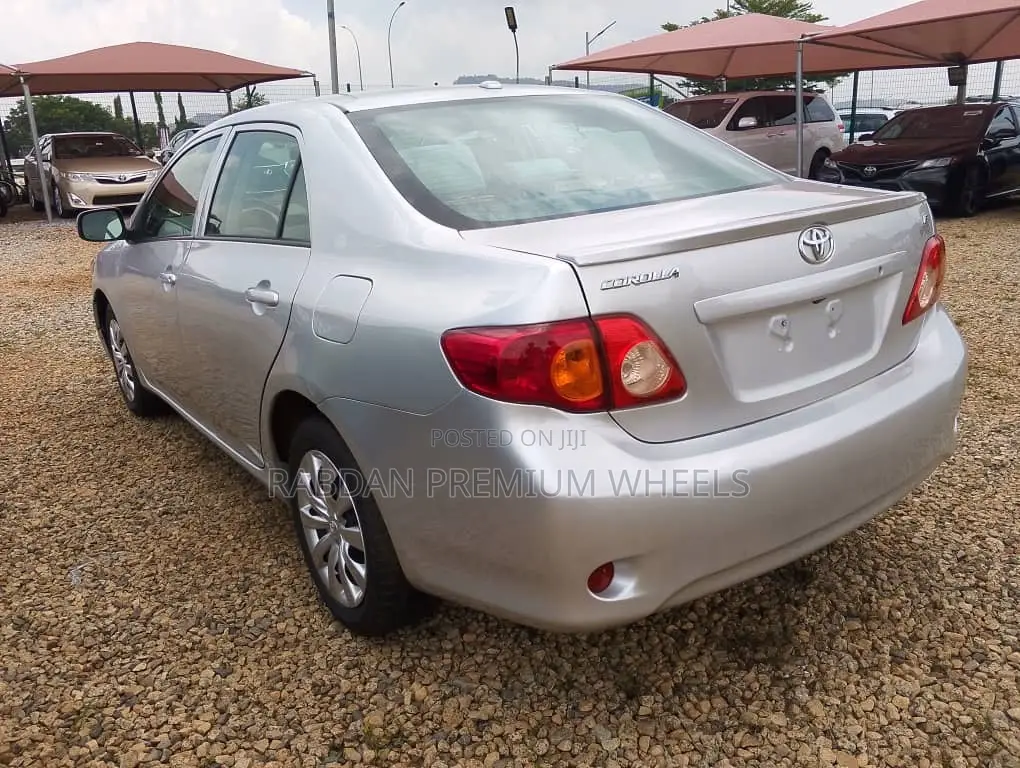 Toyota Corolla LE 4dr Sedan (1.8L 4cyl 4A) 2010 Silver