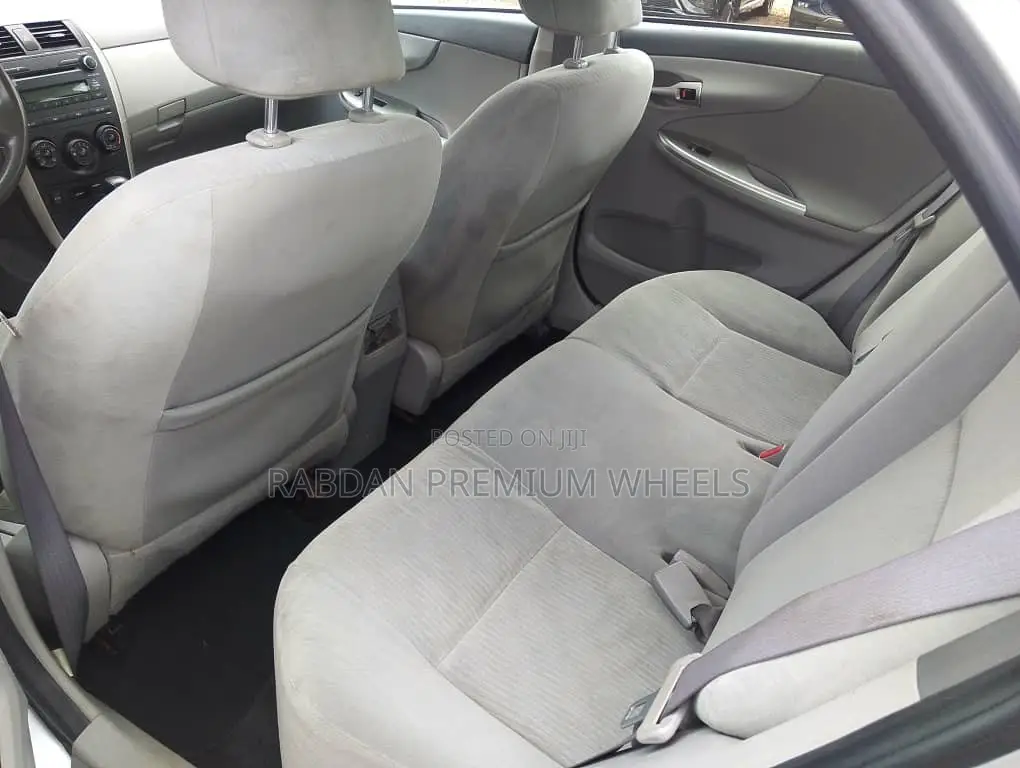 Toyota Corolla LE 4dr Sedan (1.8L 4cyl 4A) 2010 Silver
