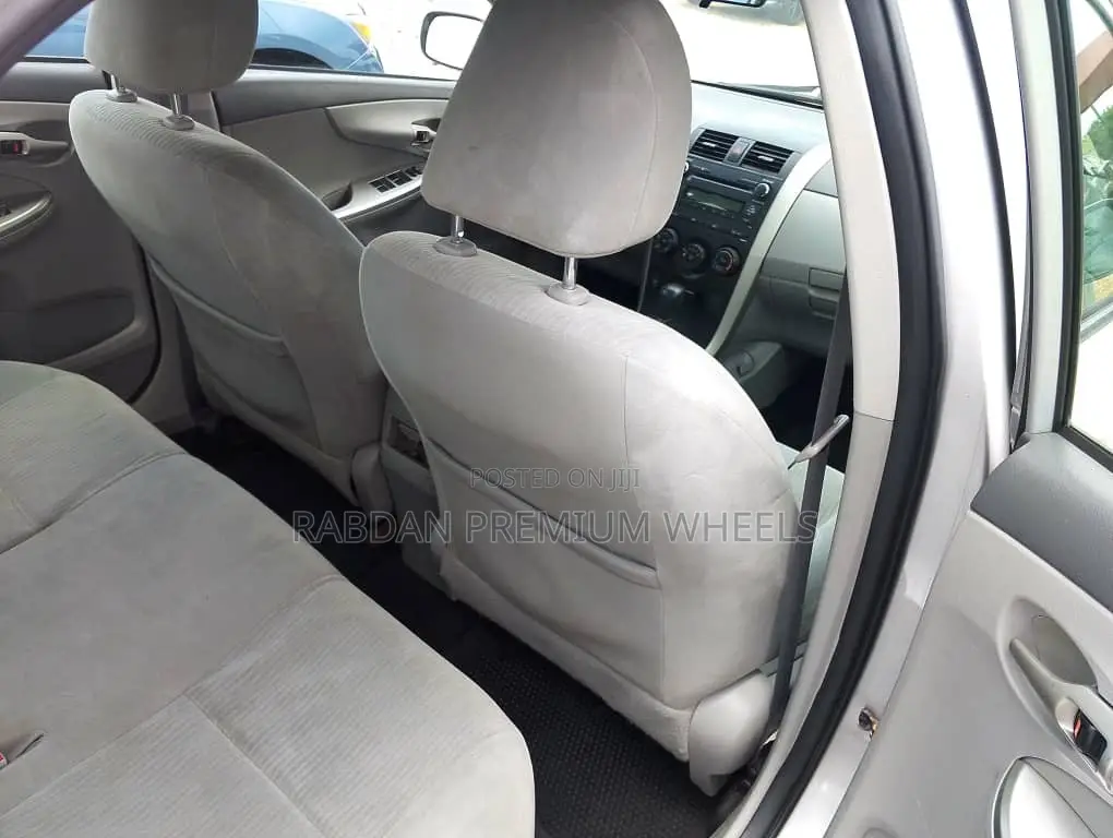 Toyota Corolla LE 4dr Sedan (1.8L 4cyl 4A) 2010 Silver
