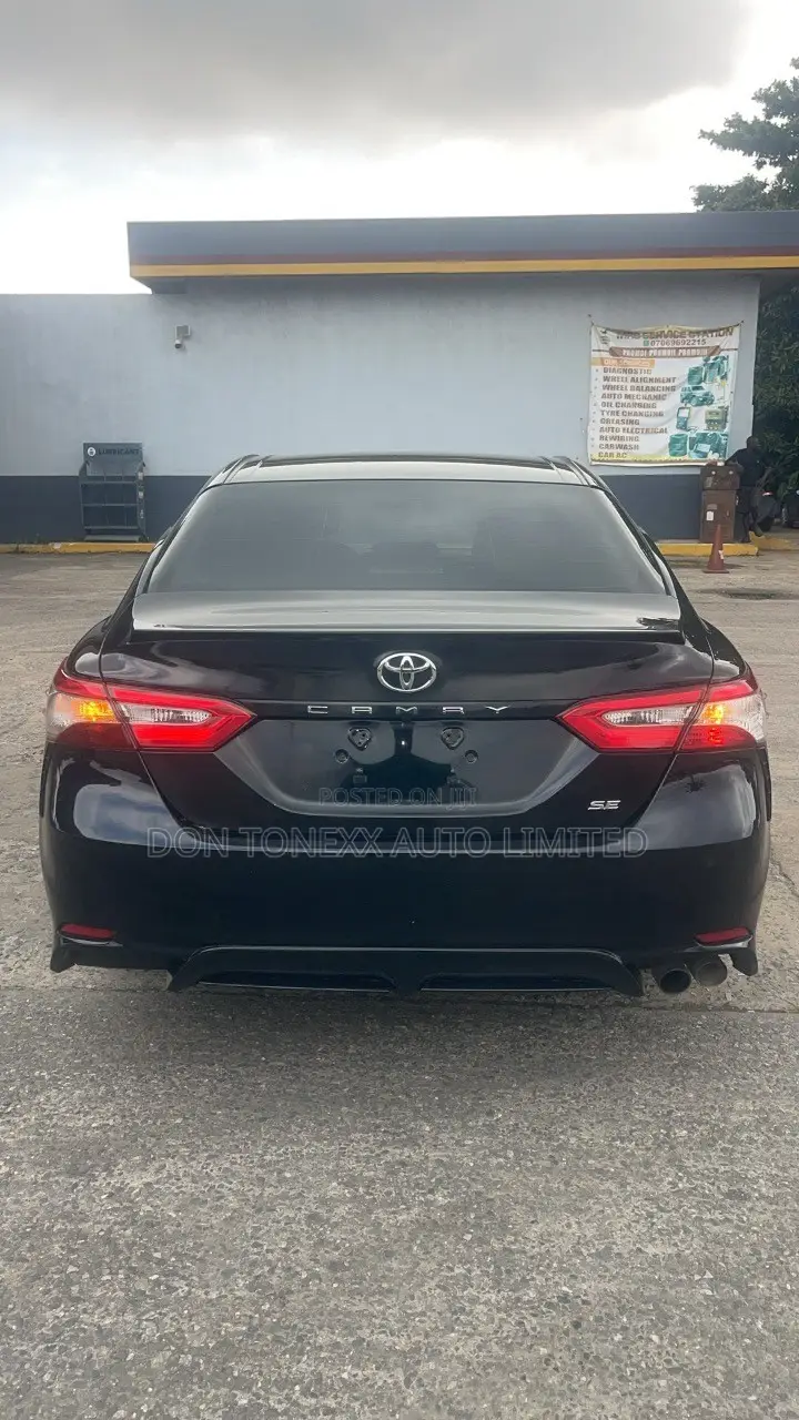 Toyota Camry SE FWD (2.5L 4cyl 8AM) 2018 Black