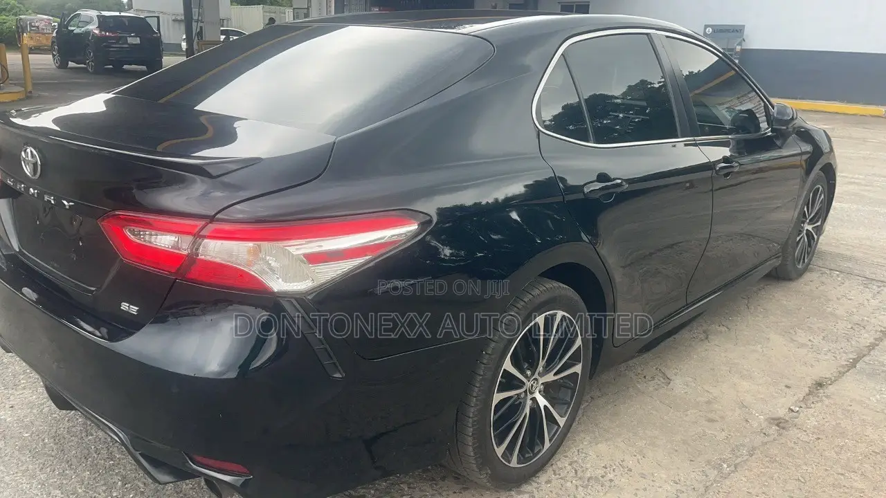 Toyota Camry SE FWD (2.5L 4cyl 8AM) 2018 Black