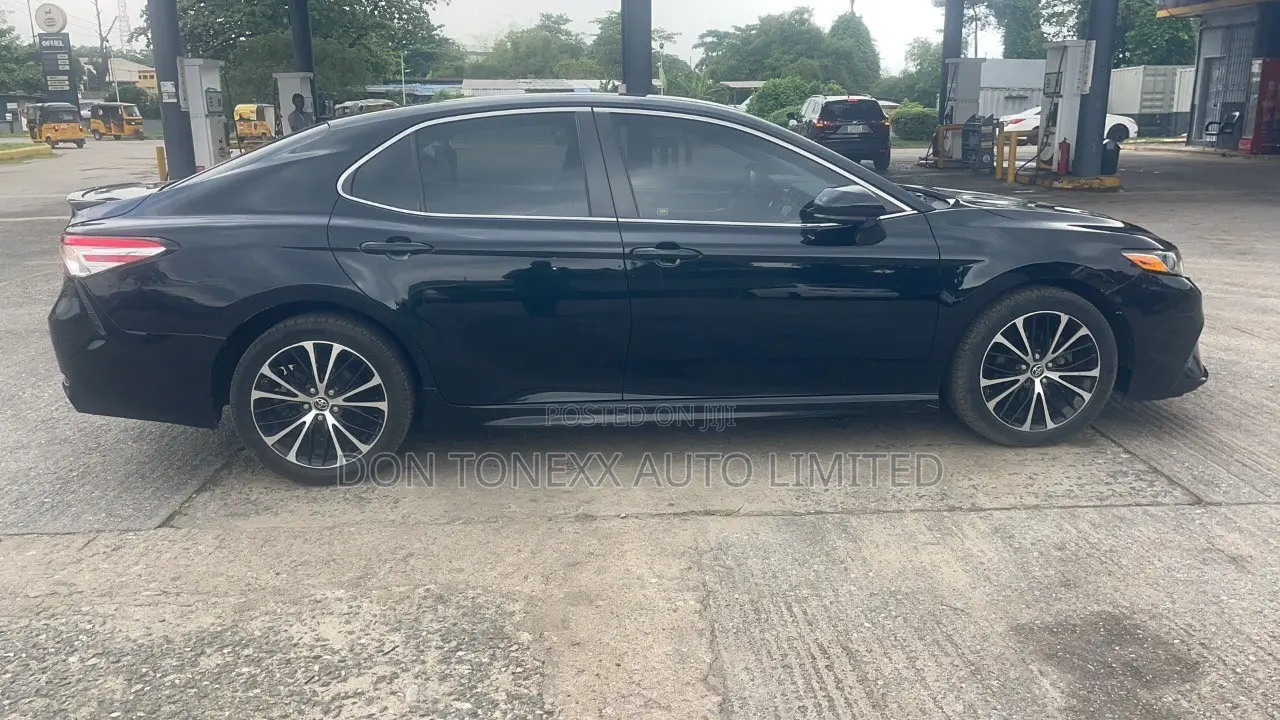 Toyota Camry SE FWD (2.5L 4cyl 8AM) 2018 Black