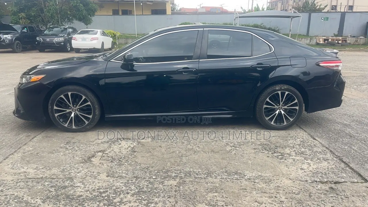 Toyota Camry SE FWD (2.5L 4cyl 8AM) 2018 Black