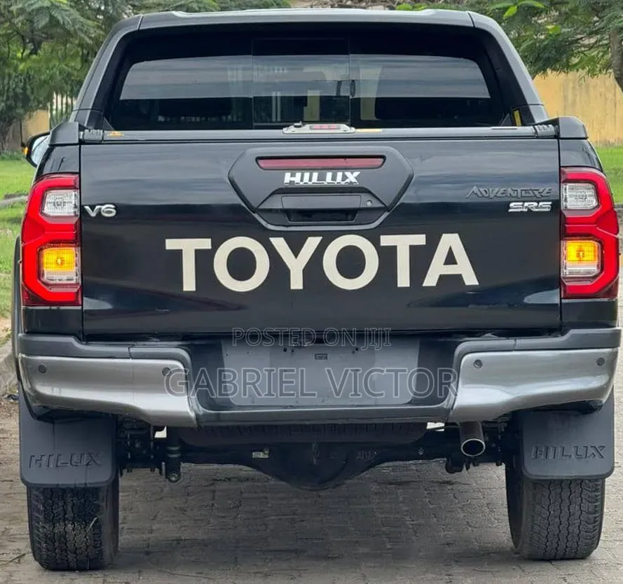 Toyota Hilux 2025 Black