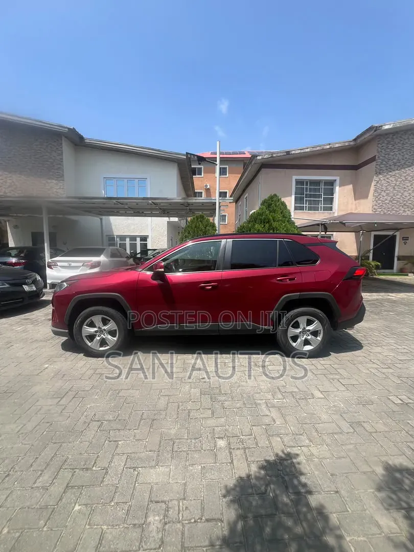 Toyota RAV4 XLE AWD 2019 Maroon