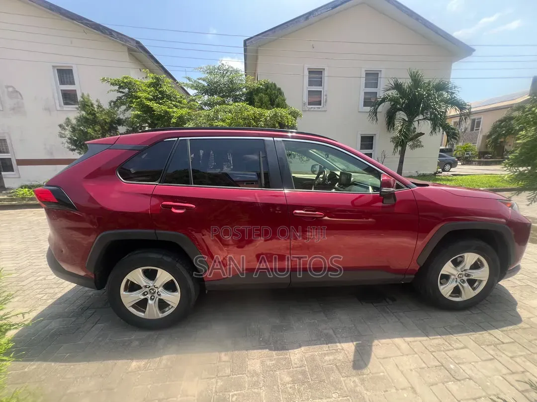 Toyota RAV4 XLE AWD 2019 Maroon