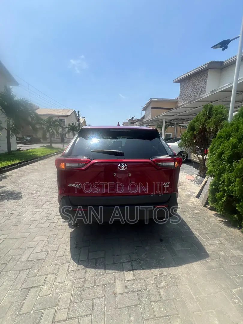 Toyota RAV4 XLE AWD 2019 Maroon