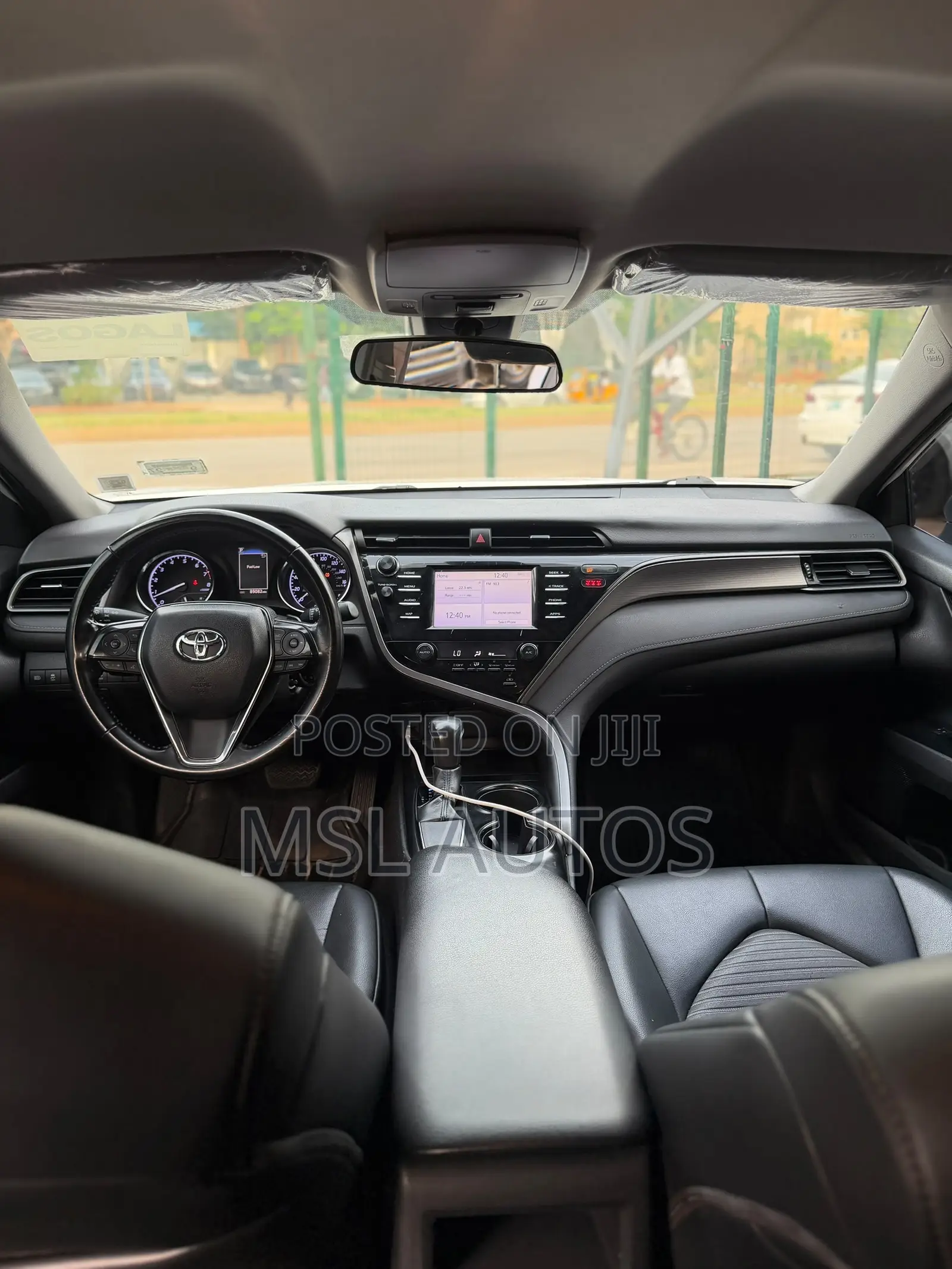 Toyota Camry SE (2.5L 4cyl 8A) 2019 White