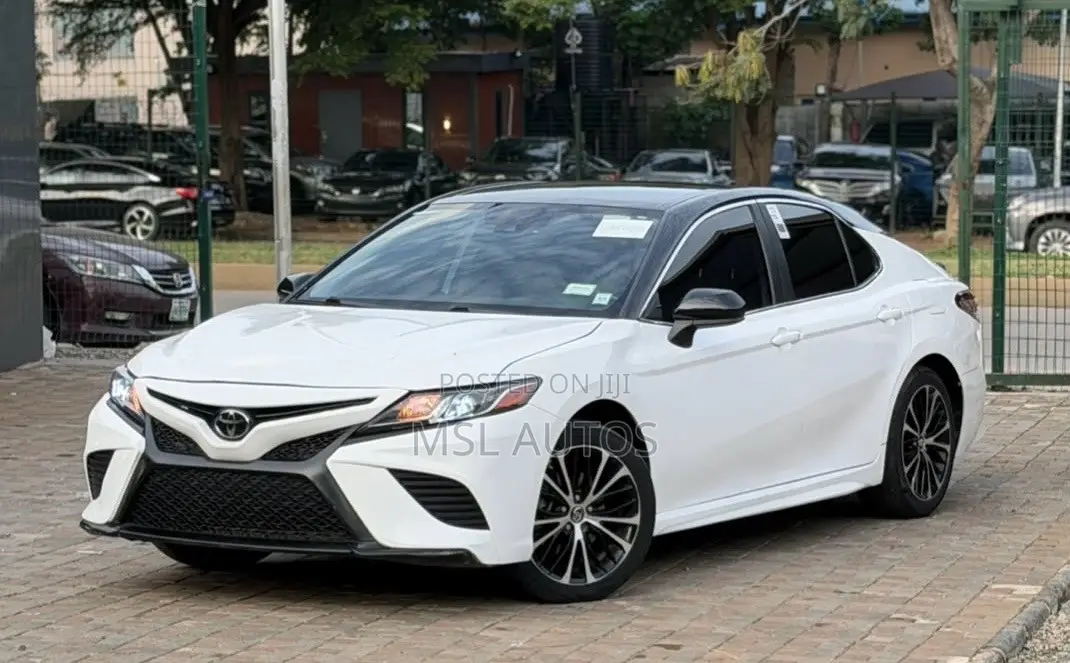 Toyota Camry SE (2.5L 4cyl 8A) 2019 White