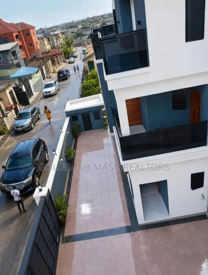 5bdrm Duplex in Adeoni Estate, for sale