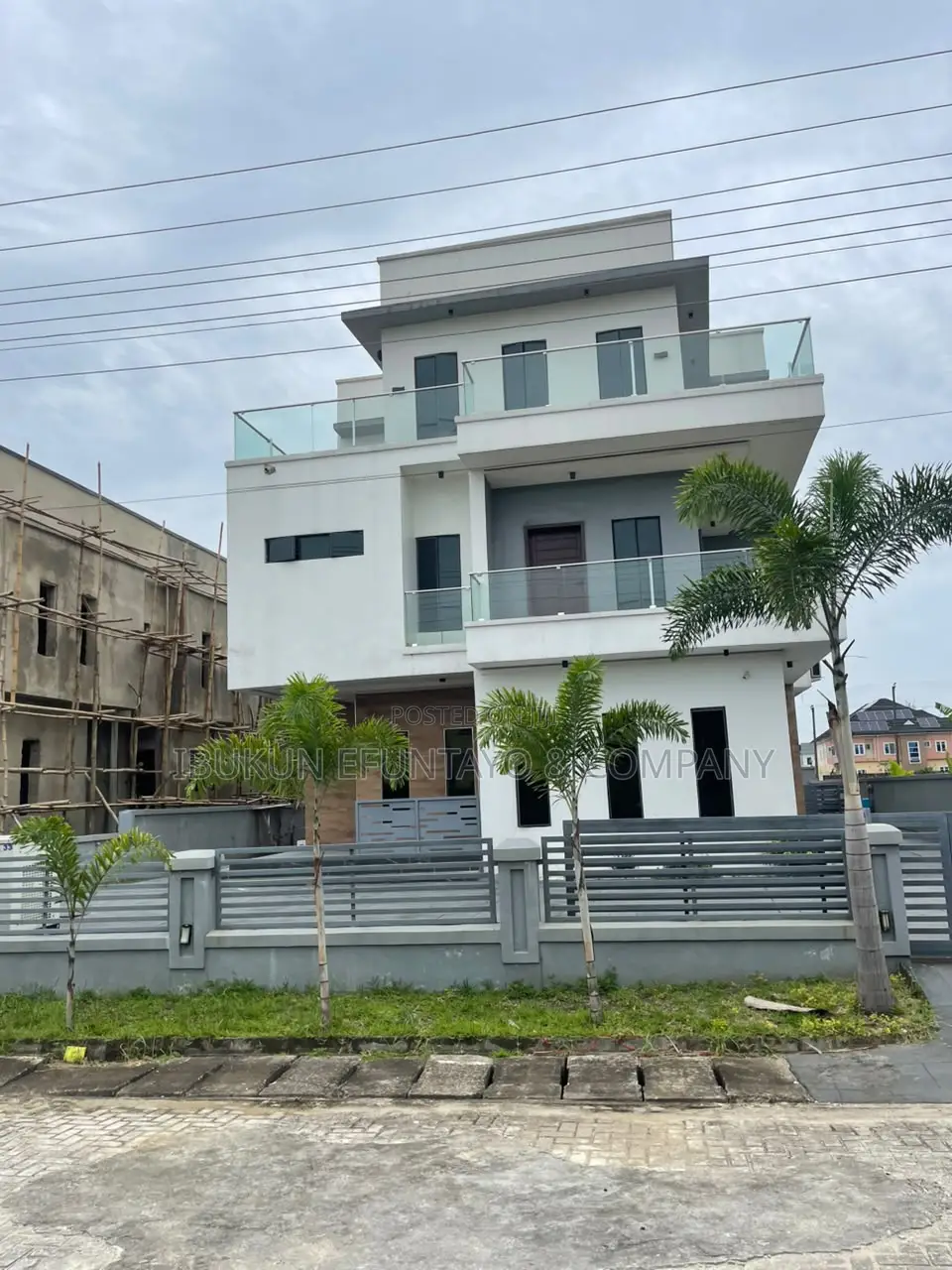 6bdrm Duplex in Chaplin Court Estate, Ogombo for sale