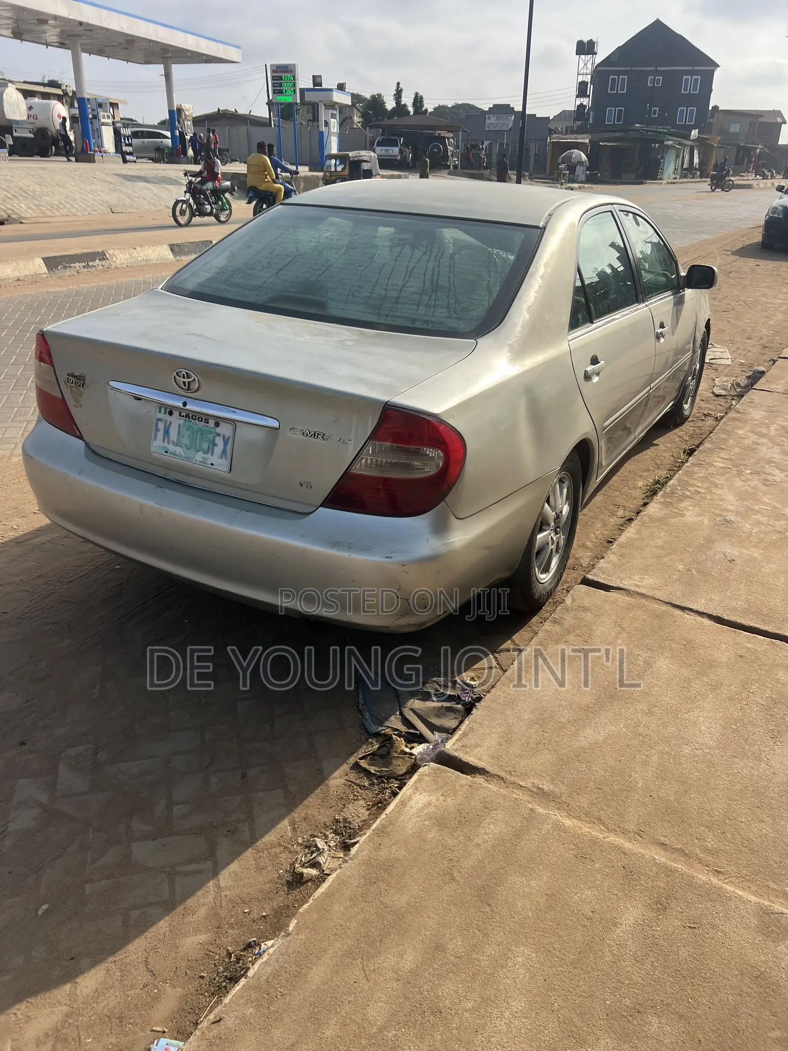 Toyota Camry XLE V6 4dr Sedan (3.0L 6cyl 5A) 2004 Silver