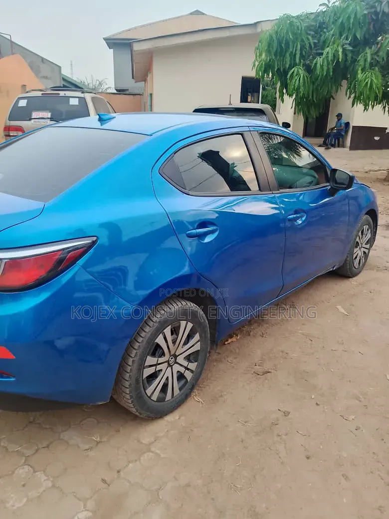 Toyota Yaris XLE Sedan 4dr 2019 Blue