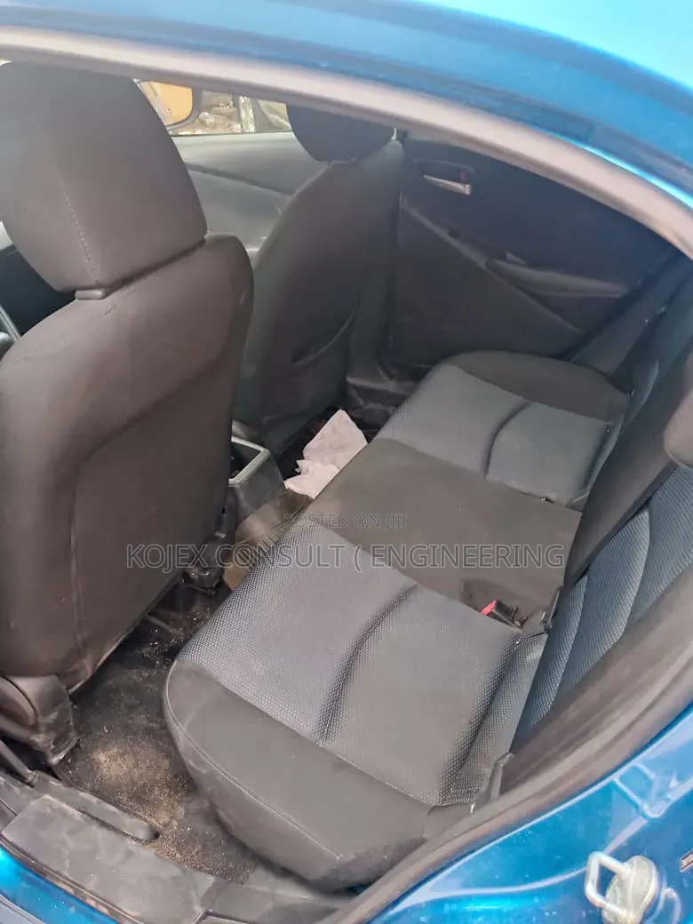 Toyota Yaris XLE Sedan 4dr 2019 Blue