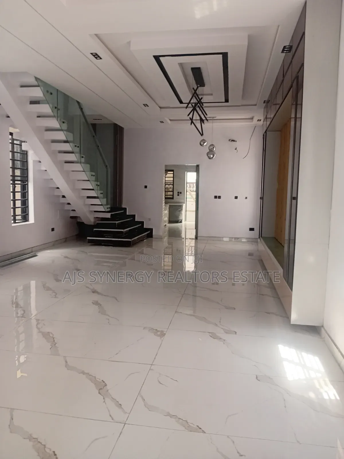 5bdrm Duplex in Lekki Expressway for sale