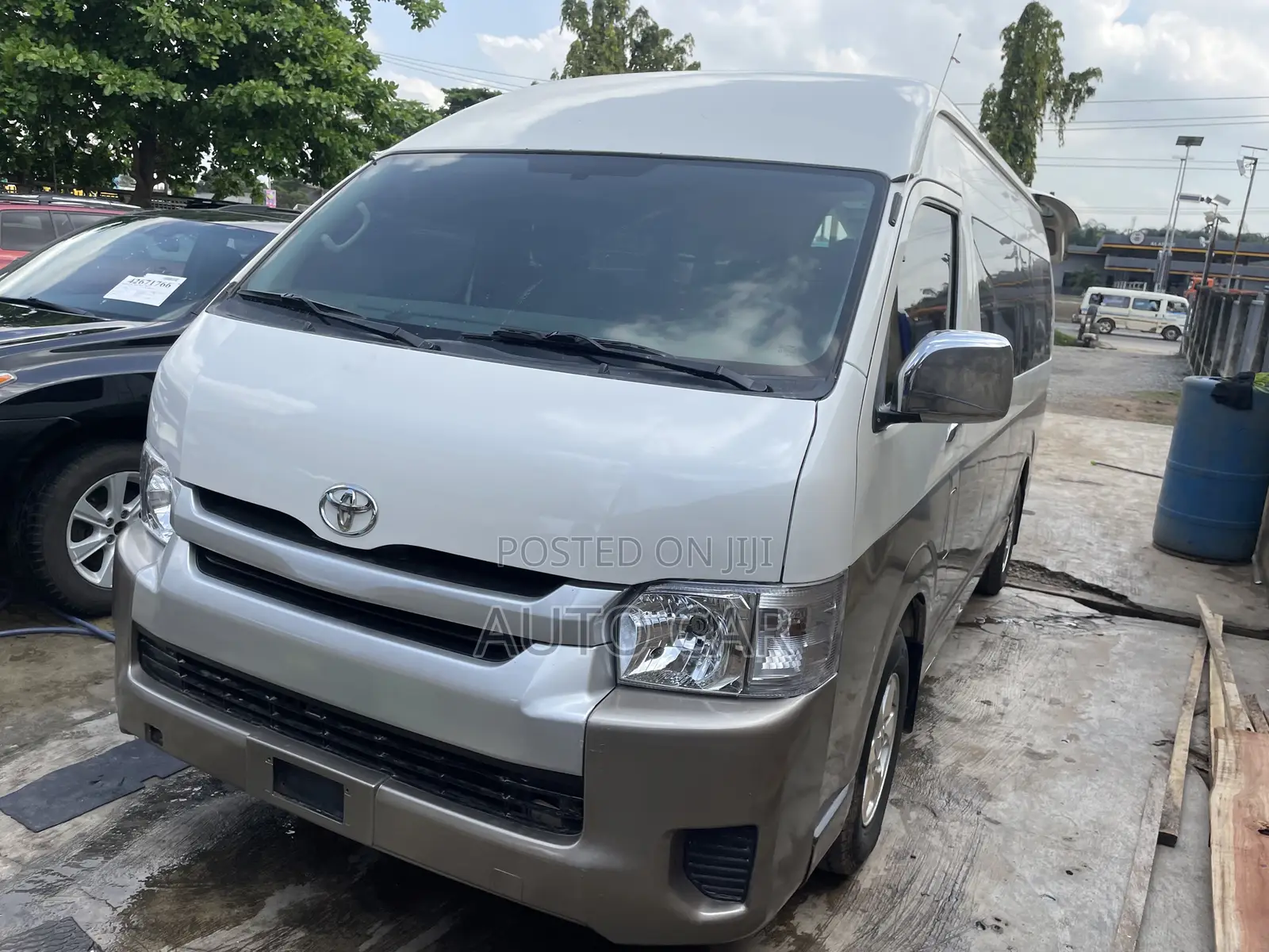 Toyota HiAce 2013 Gold