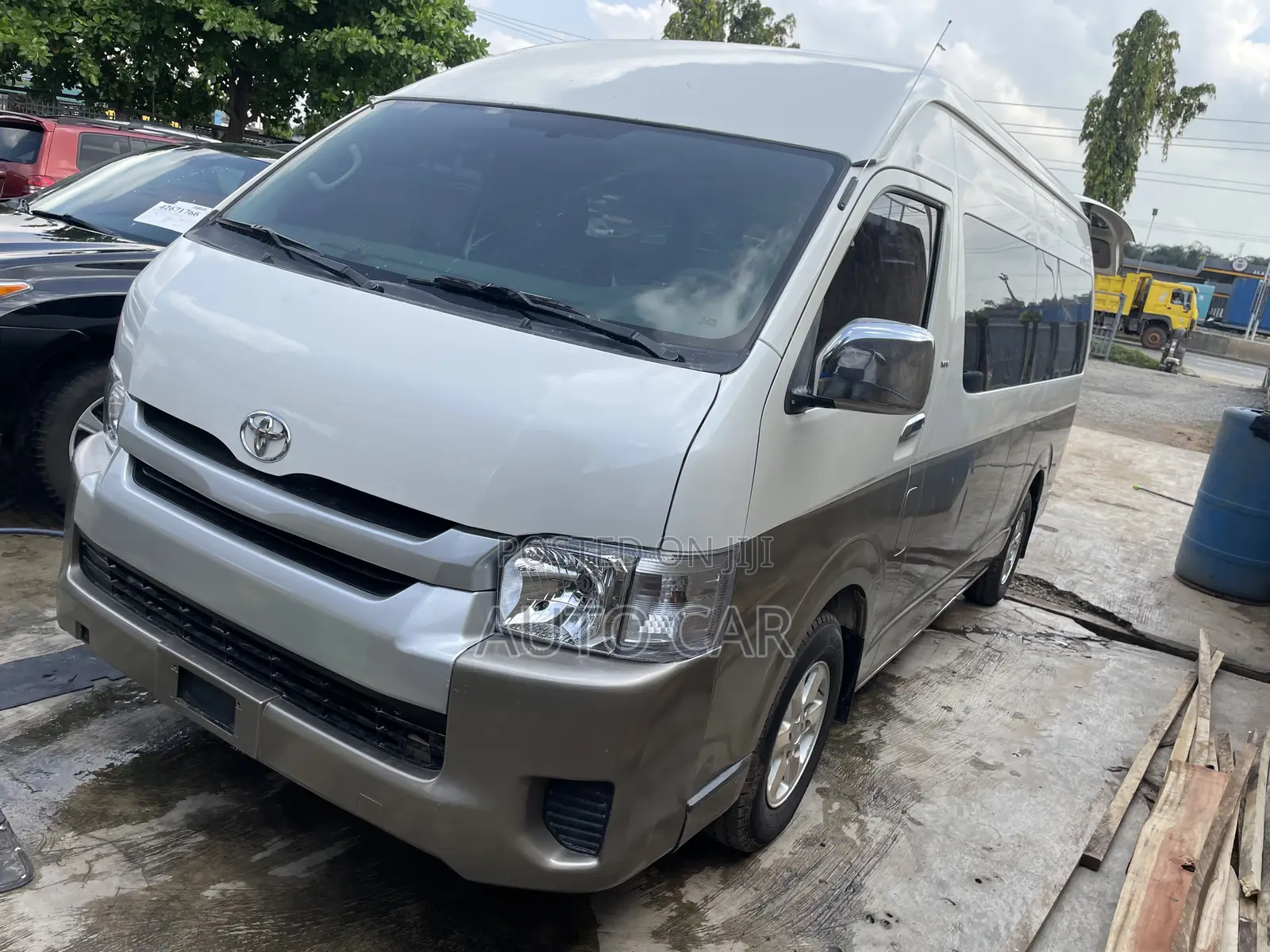Toyota HiAce 2013 Gold