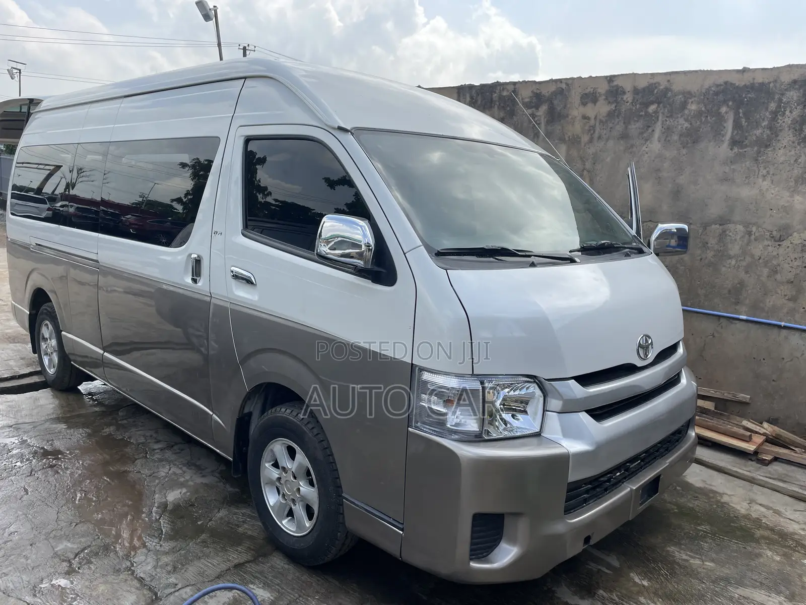 Toyota HiAce 2013 Gold