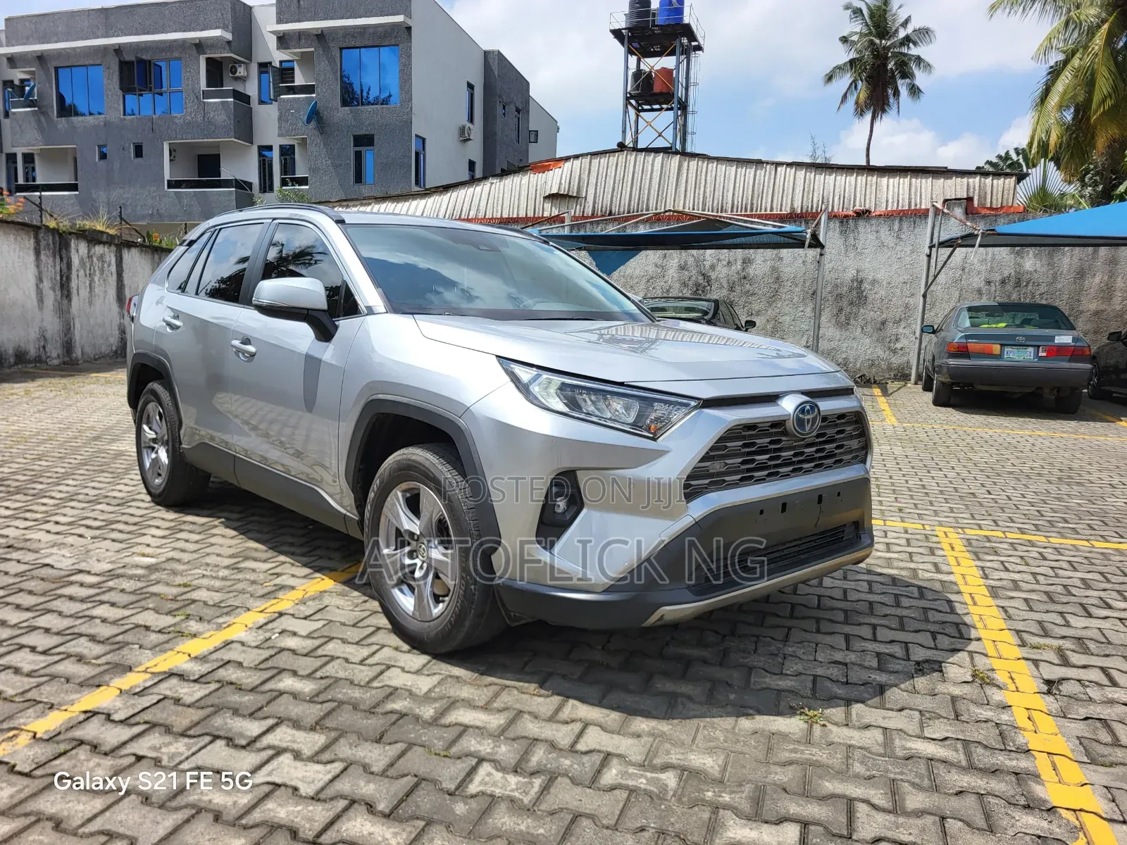 Toyota RAV4 XLE AWD 2024 Silver