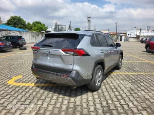 Toyota RAV4 XLE AWD 2024 Silver