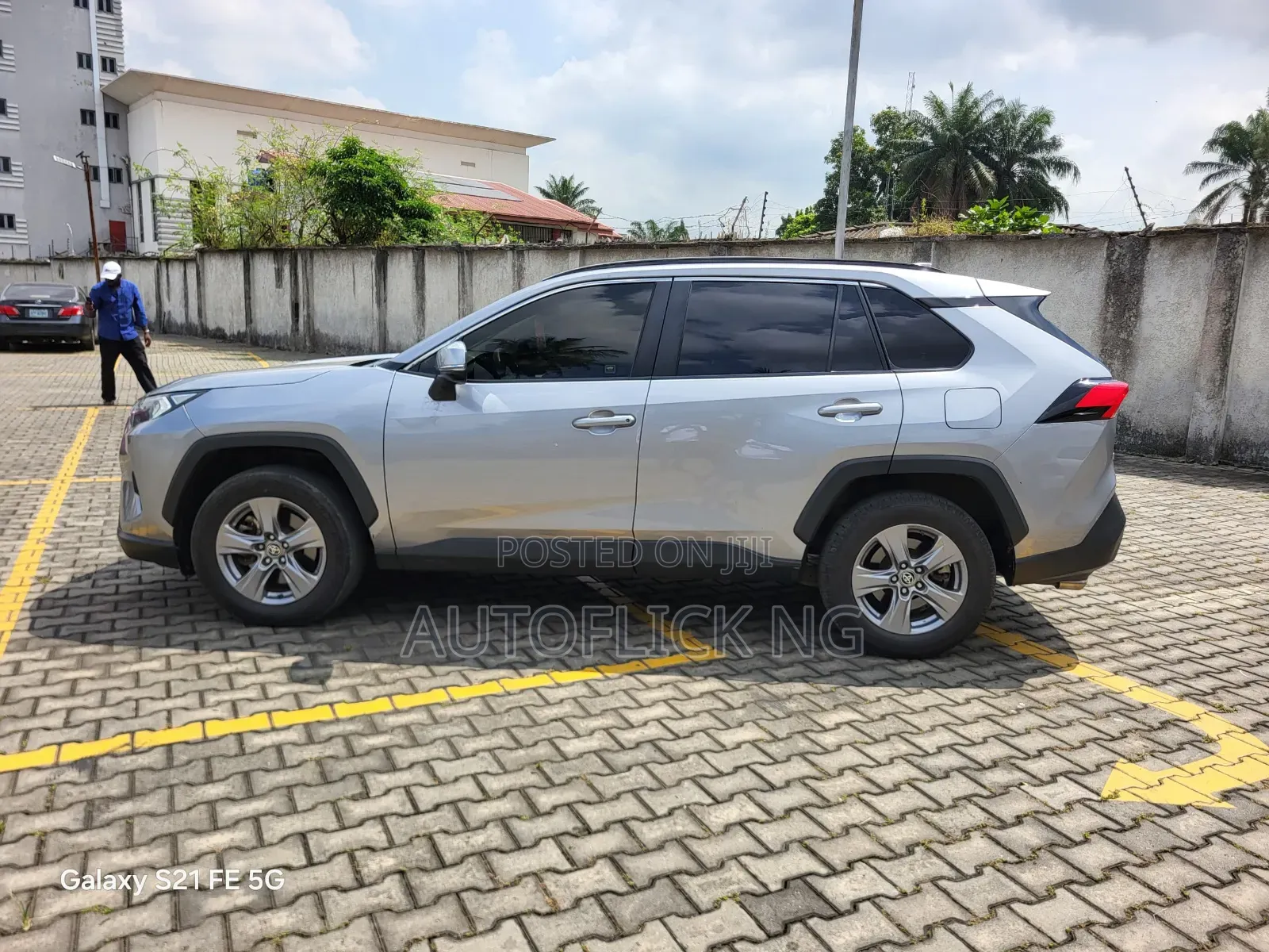 Toyota RAV4 XLE AWD 2024 Silver