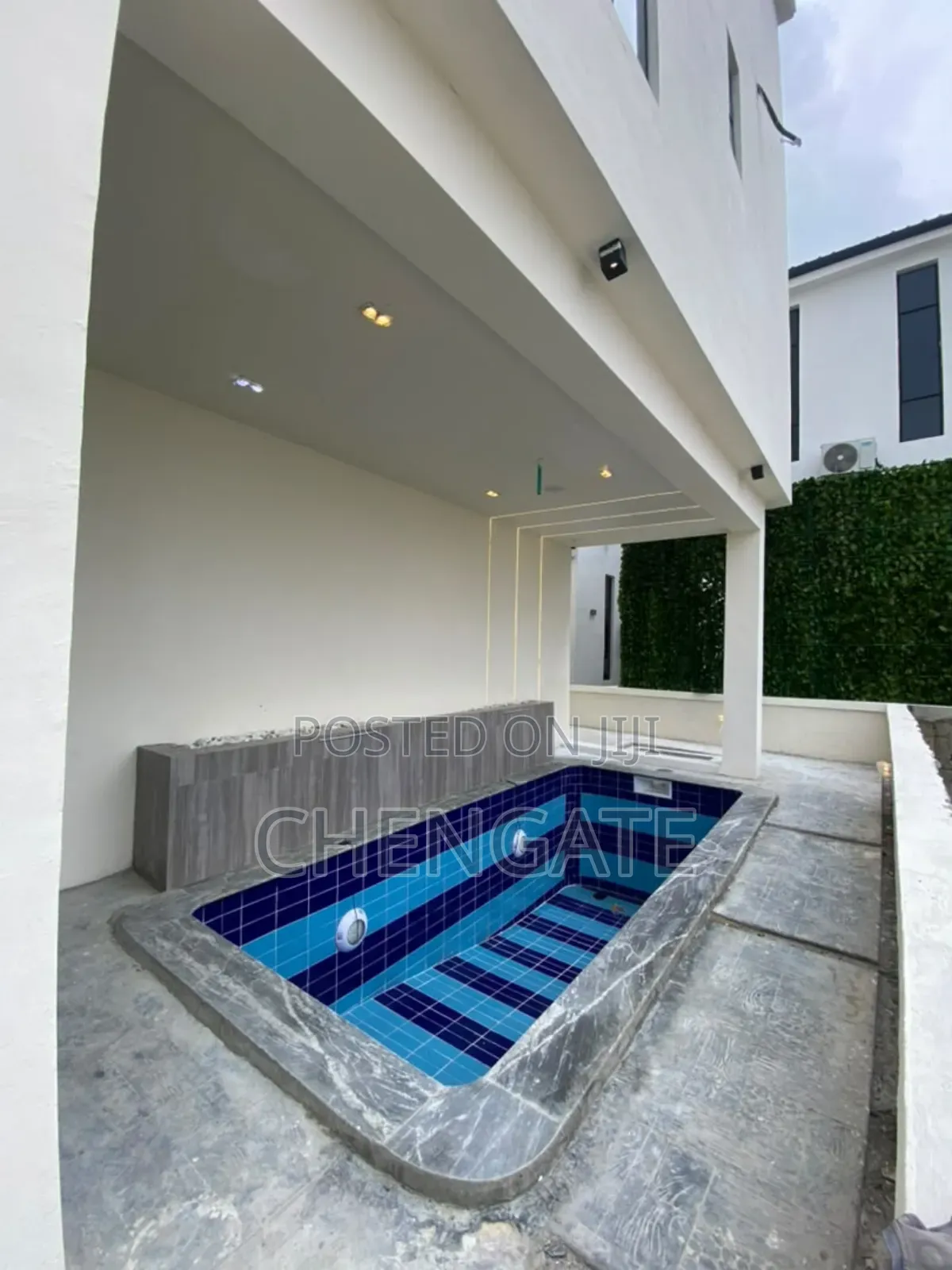 5bdrm Duplex in Chevron for sale