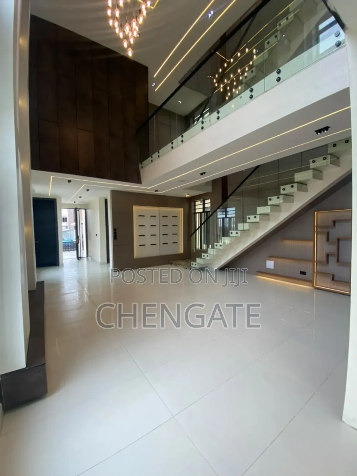 5bdrm Duplex in Chevron for sale